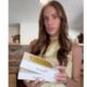 Influenciadora mostrando peixe enlatado em embalagem premium - Reprodução/ TV Globo