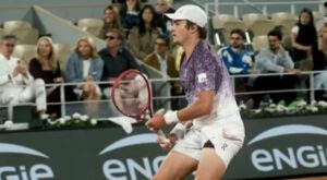 Duelo geracional: João Fonseca busca semifinal inédita contra Mensik em Roland Garros