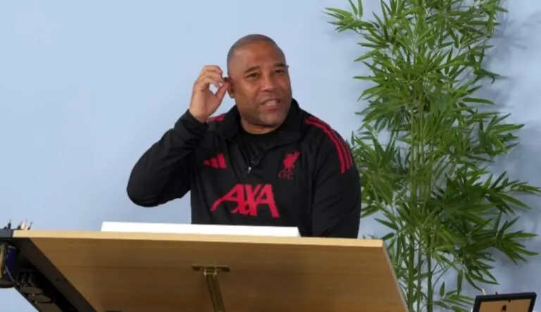 John Barnes- Reprodução/YouTube