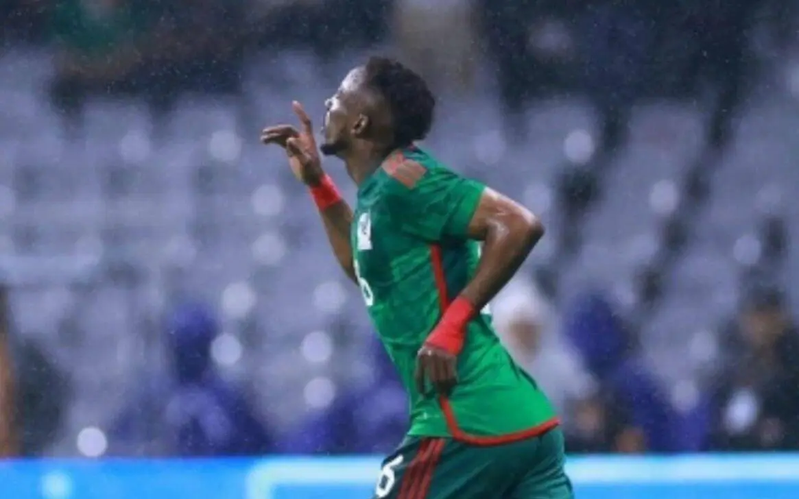 Quiñones opent de score voor Mexico tegen Zuid-Afrika met zijn eerste doelpunt van het WK in de 8e minuut