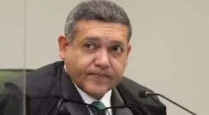 Ministro Kassio Nunes Marques suspende pesquisa AtlasIntel que apontou queda de Flávio Bolsonaro