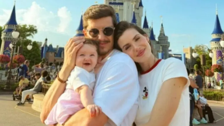Kleber Toledo Camila Querioz e a filha