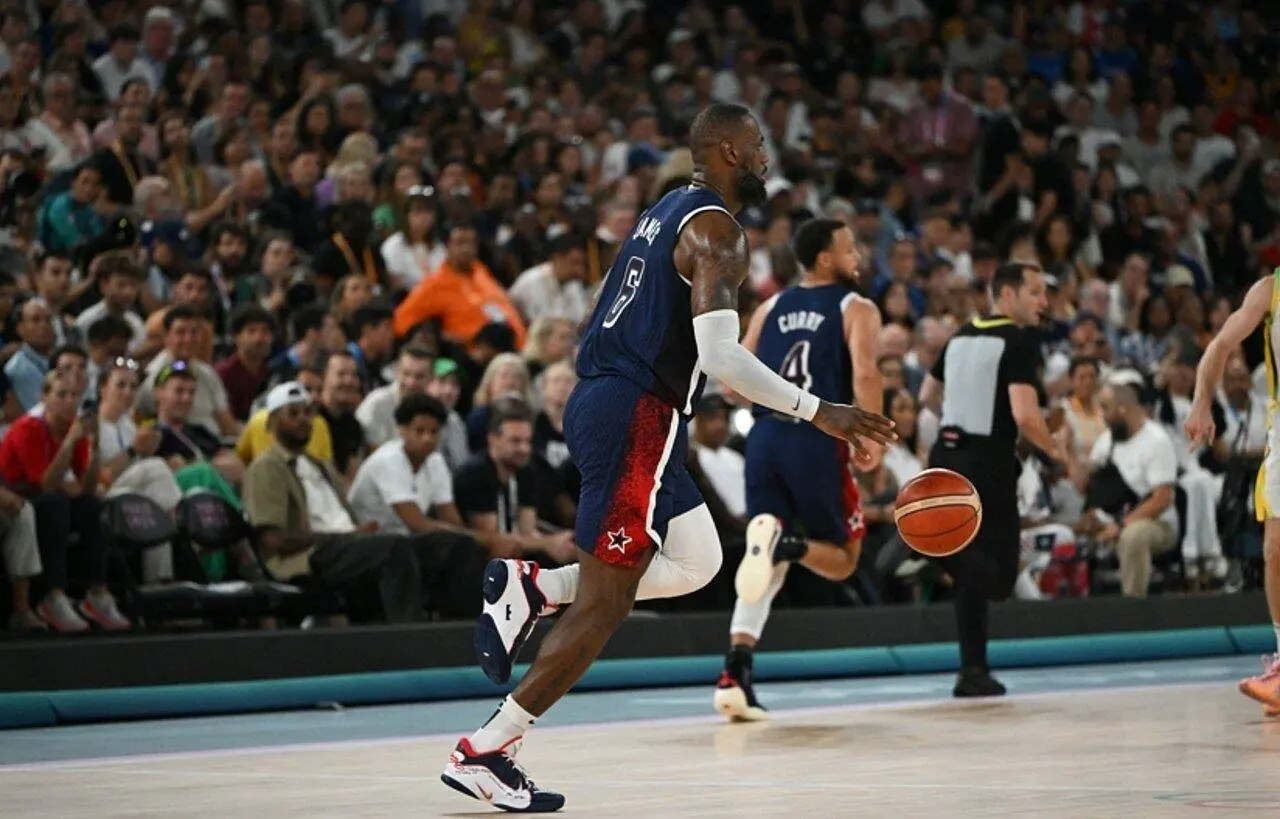 LeBron James e Curry -A.RICARDO/Shutterstock.com