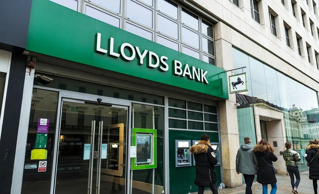 Lloyds Bank - J2R / Shutterstock.com