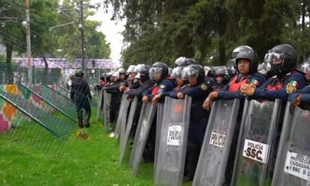 Manifestante na frente do Estádio no México - Globo