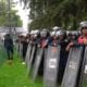Manifestante na frente do Estádio no México - Globo