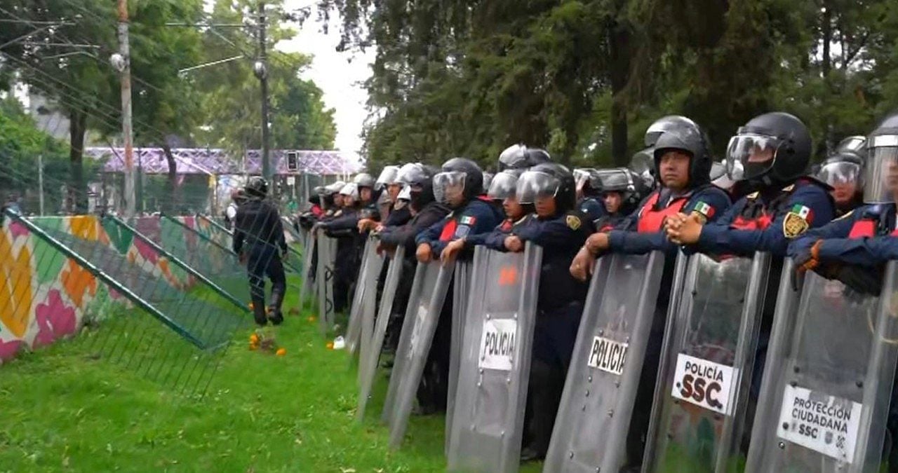 Manifestante na frente do Estádio no México - Globo