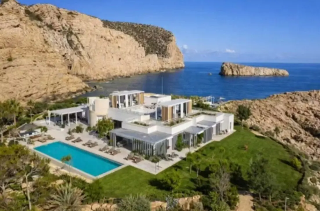 Mansão de Messi possui cinema, spa, piscina e campo de futebol particular - ESCAPA'T/Reprodução