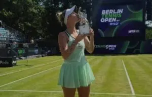 Recusa a teste antidoping rende quatro anos de suspensão à tenista Marketa Vondrousova, campeã de Wimbledon