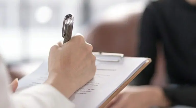 Médico psiquiatra, psicólogo, atendimento - sengchoy/ Istockphoto.com