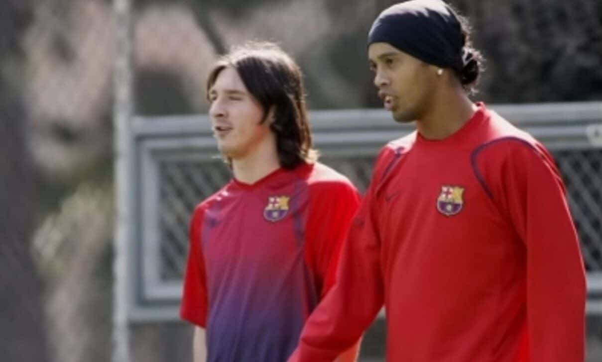 Messi e Ronaldinho Gaúcho - Reprodução/FIFA
