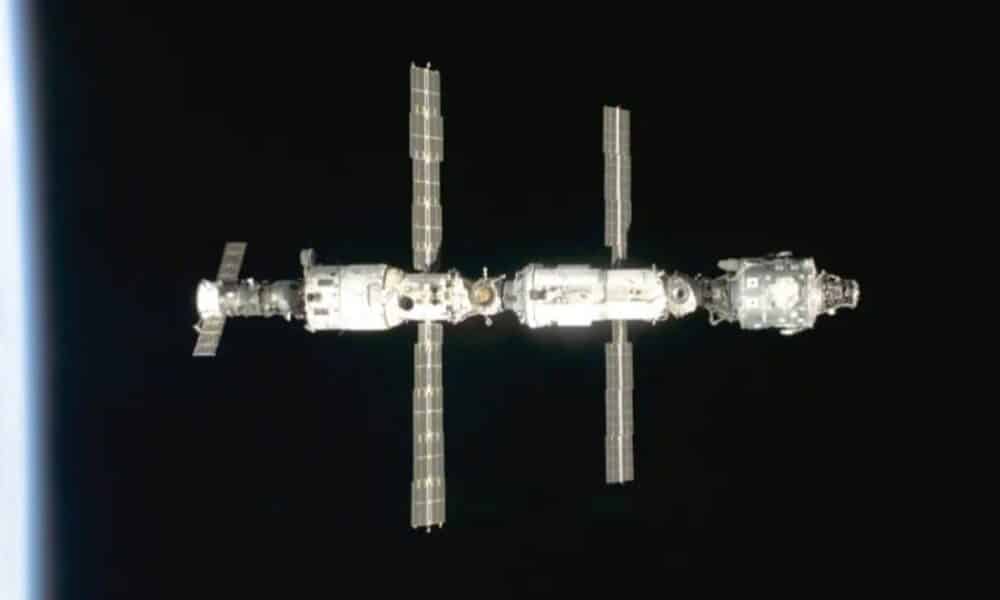 NASA geeft de ISS-bemanning opdracht om onderdak te zoeken op Dragon tijdens het repareren van Russische lekkages