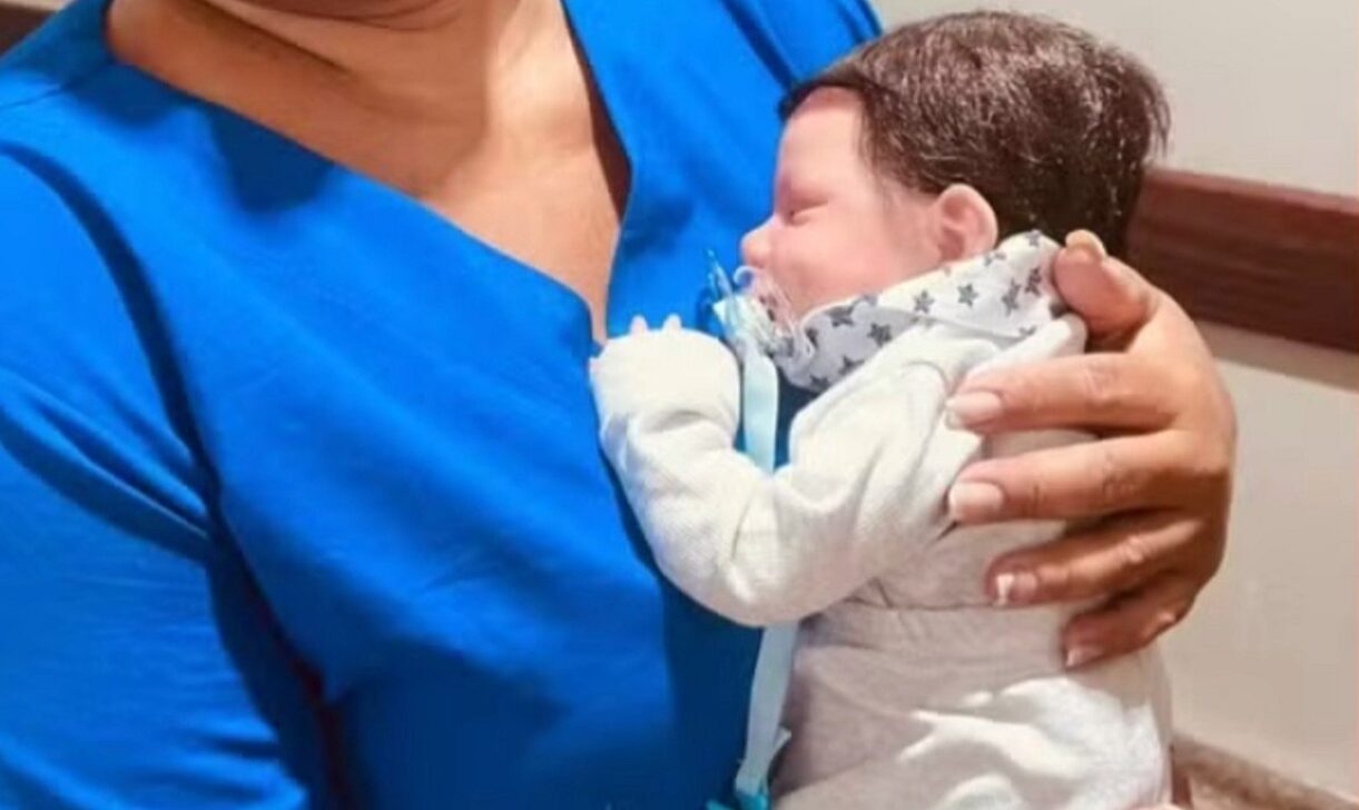 Mulher busca atendimento para bebê reborn - reprodução