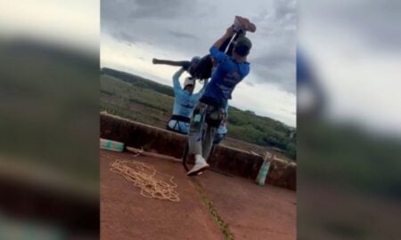 Mulher jogada na ponte - Internet
