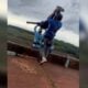 Mulher jogada na ponte - Internet