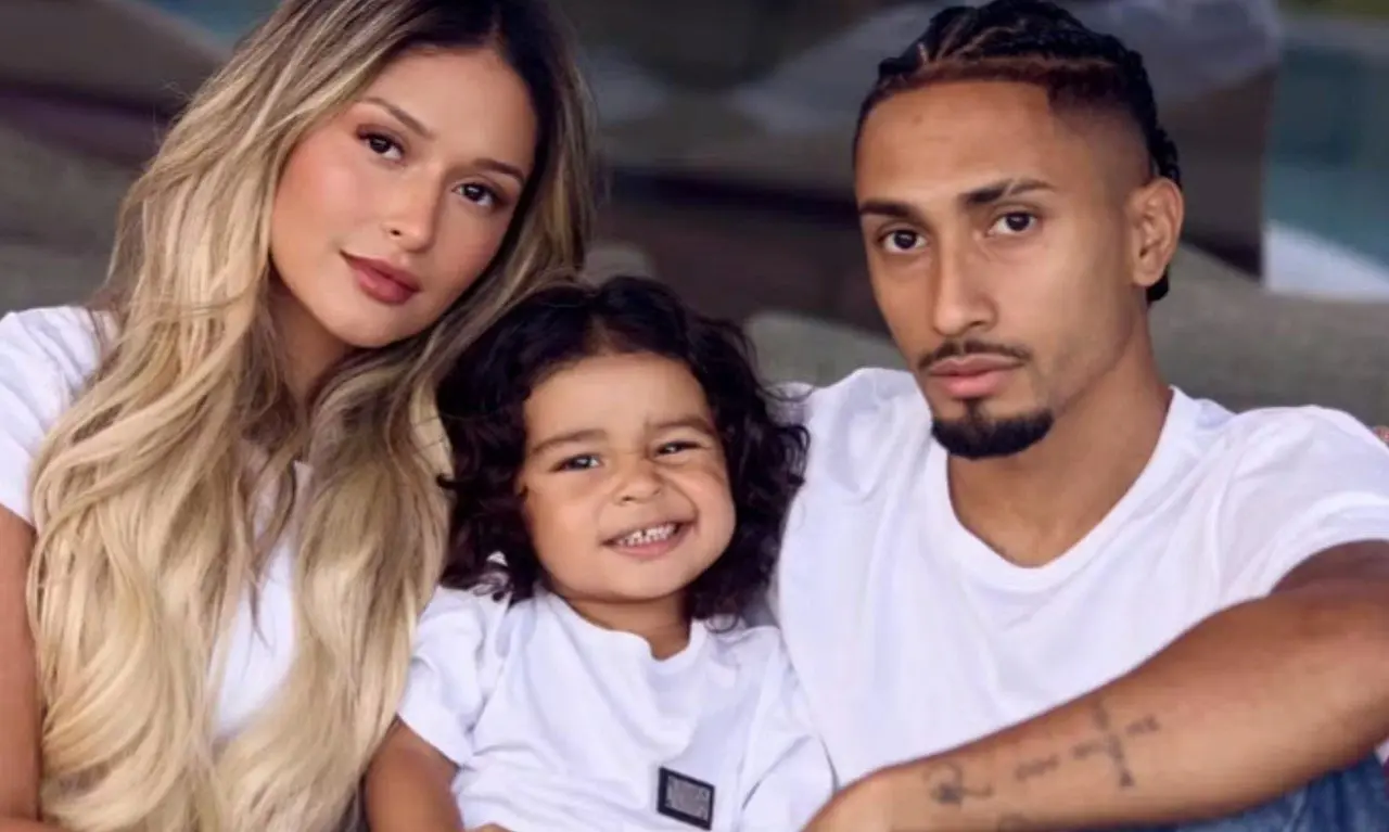 Natalia Belloli e Raphinha com o filho Gael — Reprodução/Instagram