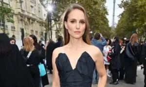 Natalie Portman pronkt met haar buikje in haar 45e verjaardagspost