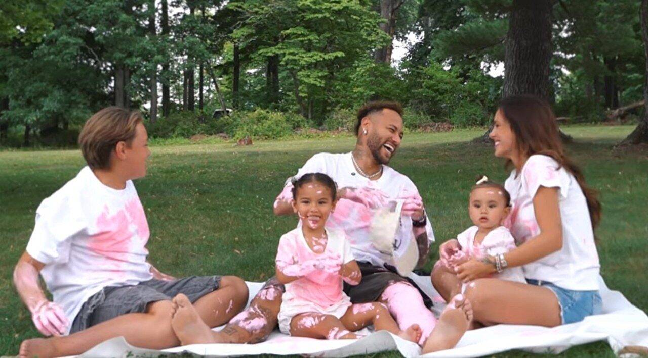 Neymar com os filhos e Bruna Biancardi - Reprodução/ Youtube