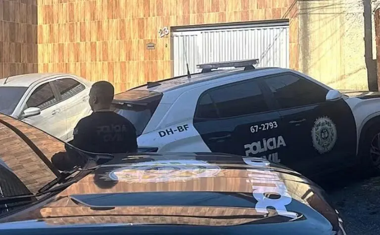 ntes da Polícia Civil estiveram nesta sexta-feira na casa da família de Arthur de Mello da Silva — Divulgação/Polícia Civil