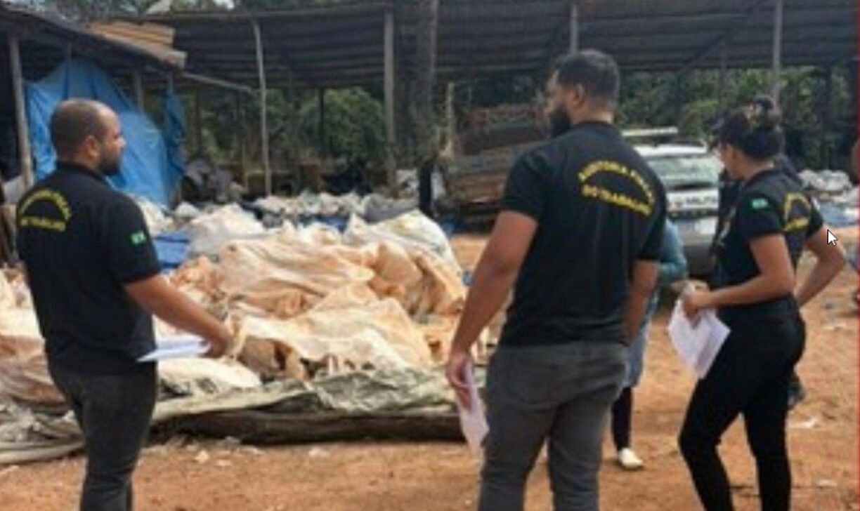 Pai, filho e outras 3 pessoas são resgatadas de trabalho escravo - Foto: SRTE-MT