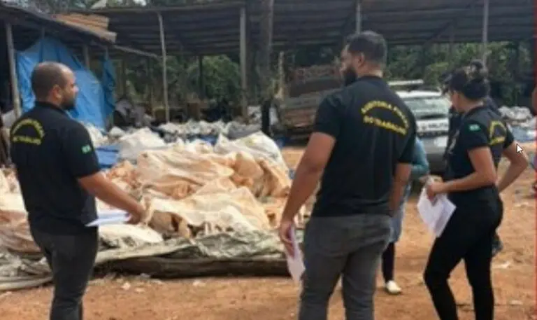 Pai, filho e outras 3 pessoas são resgatadas de trabalho escravo - Foto: SRTE-MT