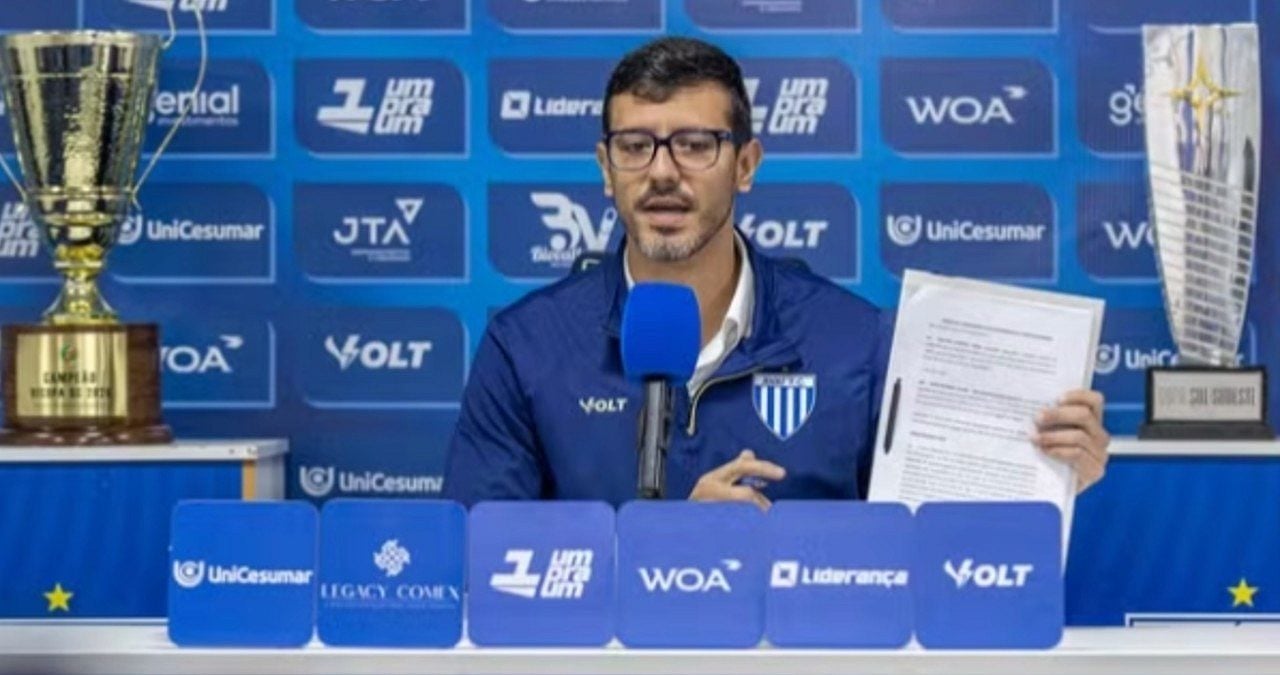 Presidente Bernardo Pessi em coletiva do Avaí - 写真: Leandro Boeira/Avaí F.C.