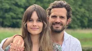 Príncipe Carl Philip e Princesa Sofia da Suécia divulgam imagem rara da família completa em celebração do verão