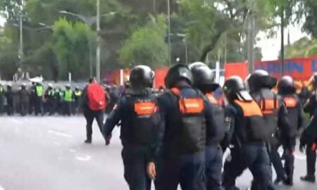 Protesto na porta do estádio no México - Globo