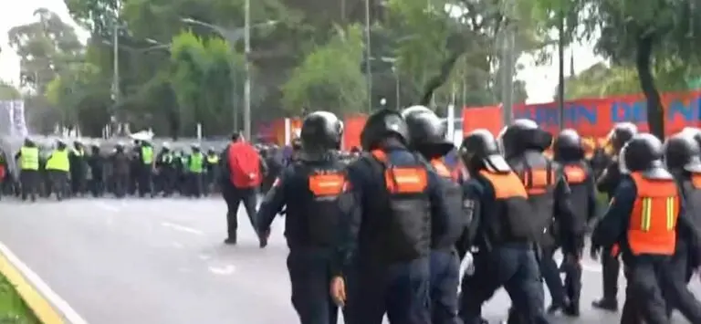 Protesto na porta do estádio no México - Globo