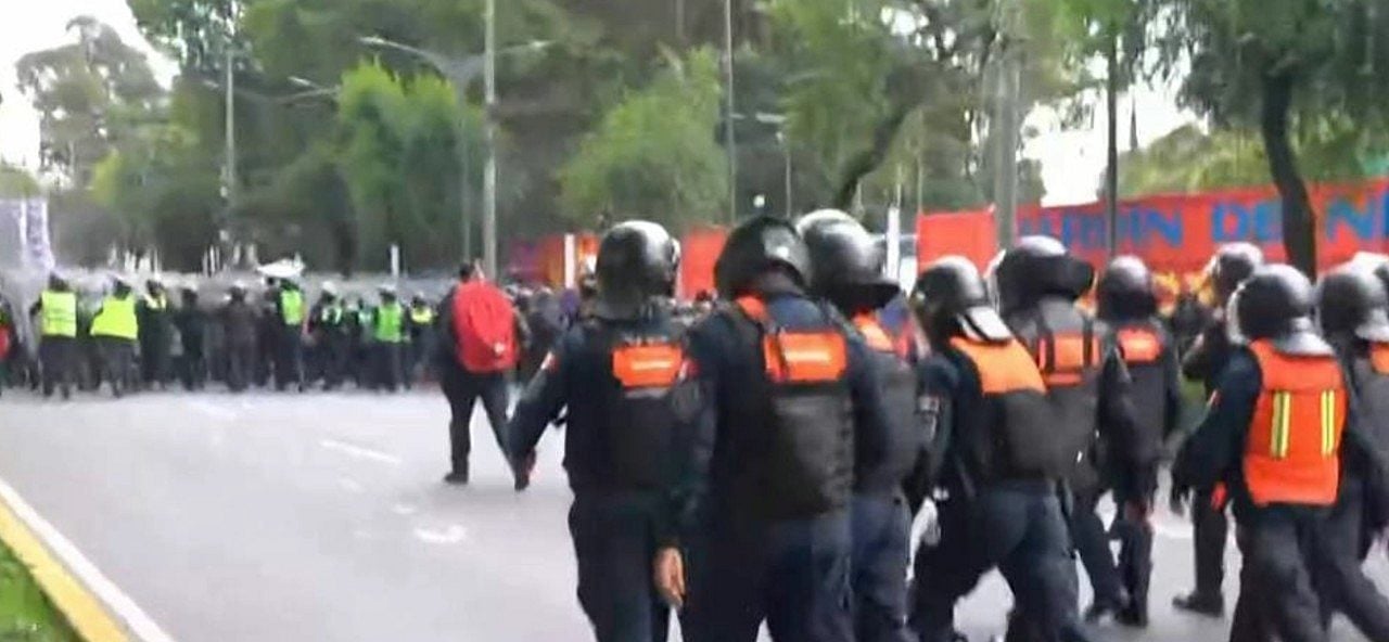 Protesto na porta do estádio no México - Globo