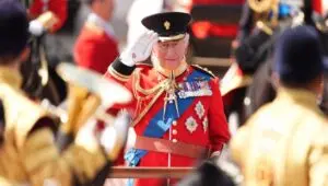 Decisão de James, sobrinho de Rei Charles III, de trabalhar em fazenda real reflete nova era na monarquia
