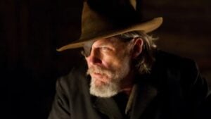 Bravura Indômita de Jeff Bridges e Hailee Steinfeld se destaca como remake a clássico de John Wayne