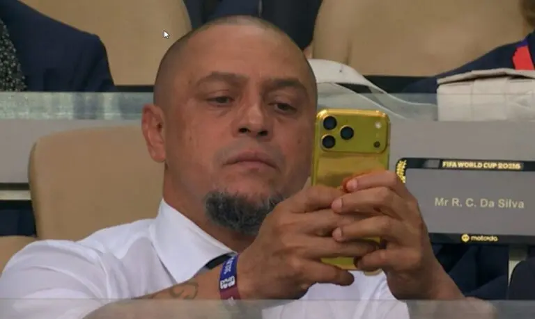 Roberto Carlos apareceu com "iPhone de ouro - Reprodução/FIFA