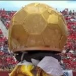 Taça gigante falha na abertura da Copa do Canadá e provoca risadas e memes em cerimônia ao vivo