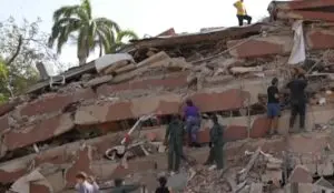 After earthquakes, Venezuela receives more than 1,600 rescuers and faces looting in La Guaira