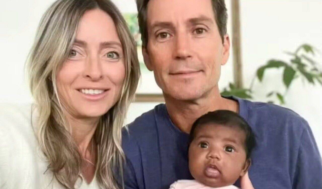 Tiffany Score e Steven Mills com Shea - Reprodução