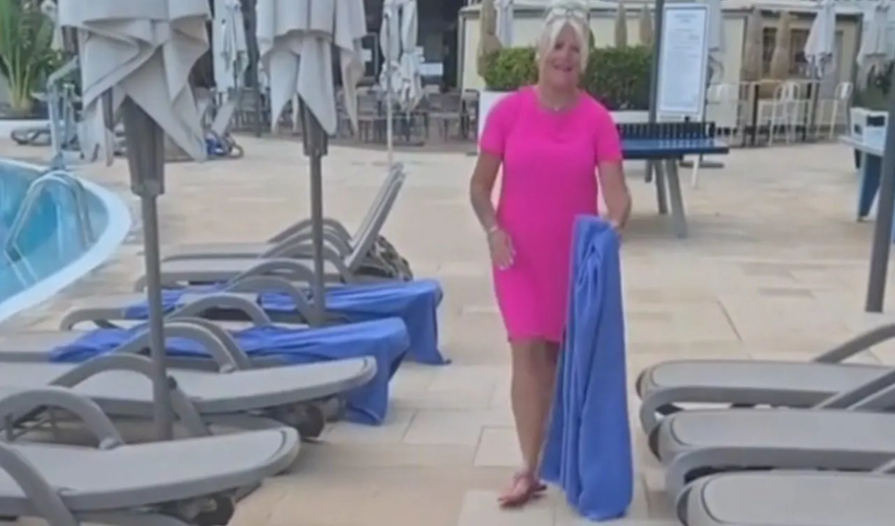 Turista britânica viraliza no X ao retirar toalhas de espreguiçadeiras 'reservadas' reservadas em hotel - Reprodução/ X