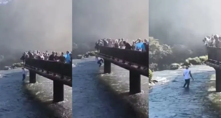 Turista se pendura e tenta subir na passarela — Reprodução/ Rede Sociais