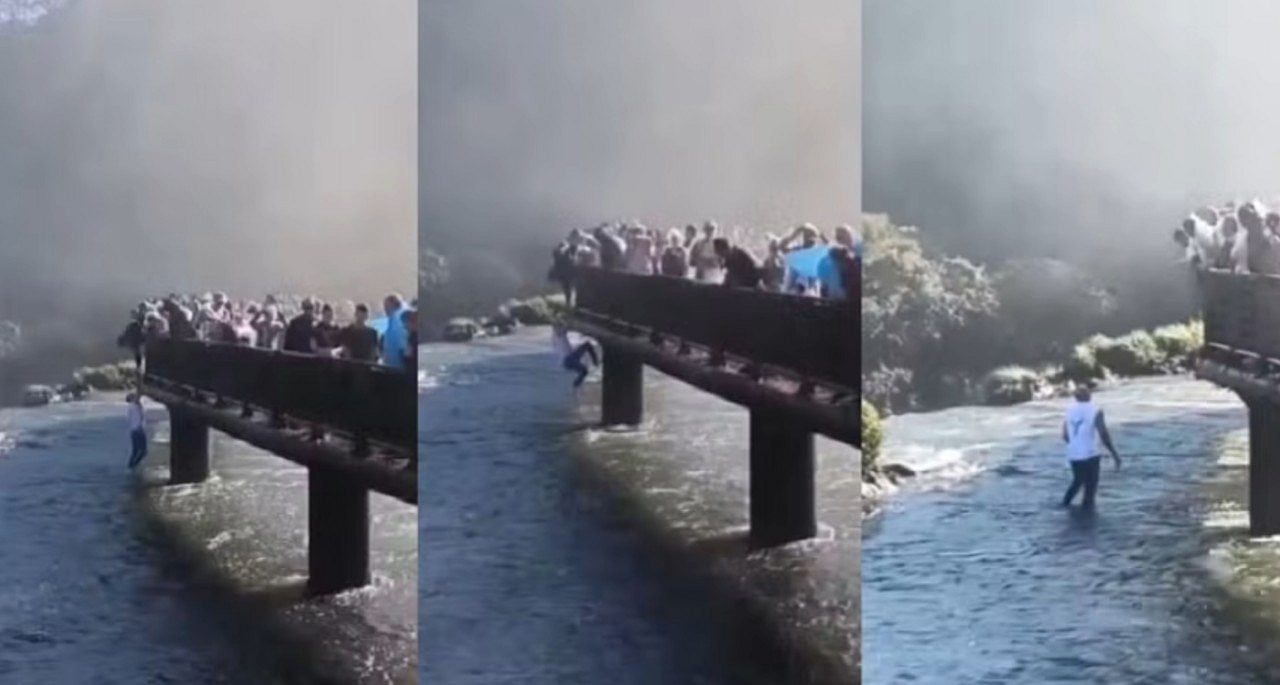 Turista se pendura e tenta subir na passarela — Reprodução/ Rede Sociais