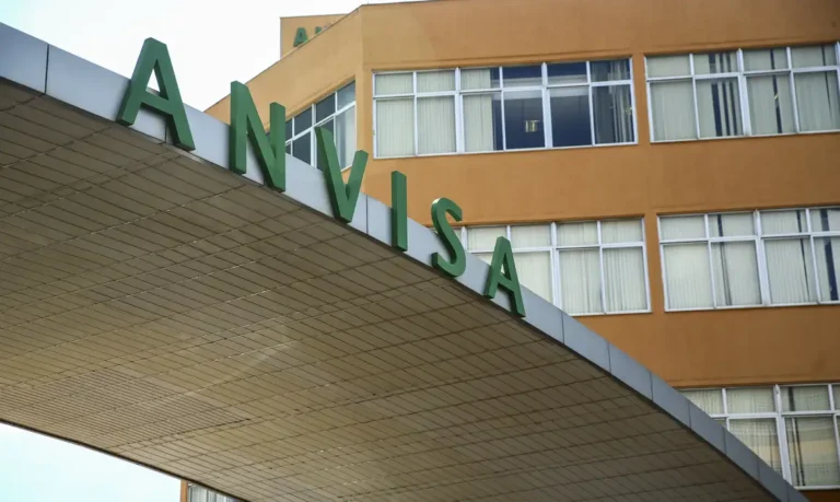 Anvisa anuncia recolhimento de água mineral e suspende energético