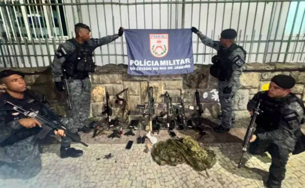 Armas apreendidas pela Polícia Militar após perseguição e tiroteio na Avenida Brasil
