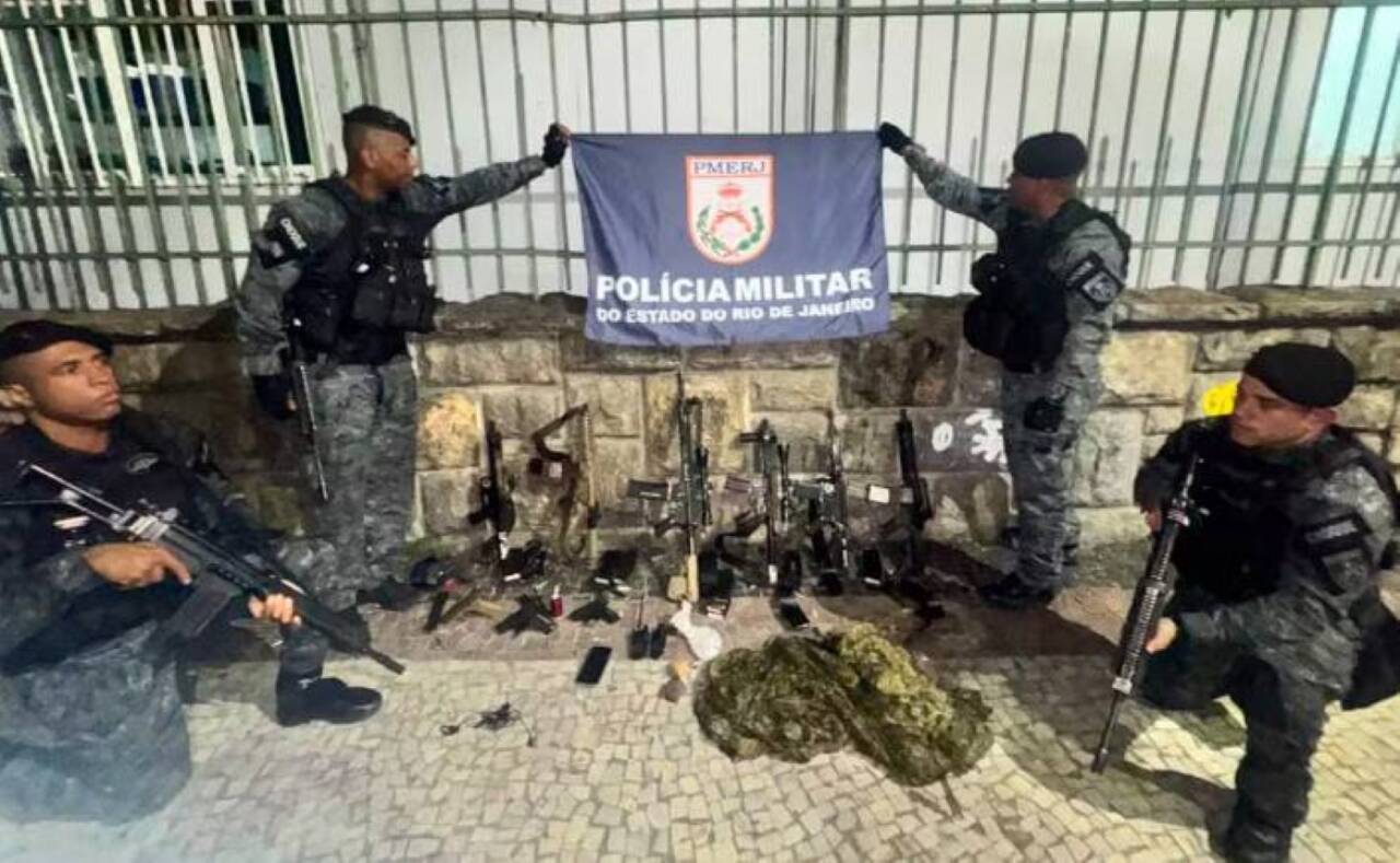 Armas apreendidas pela Polícia Militar após perseguição e tiroteio na Avenida Brasil