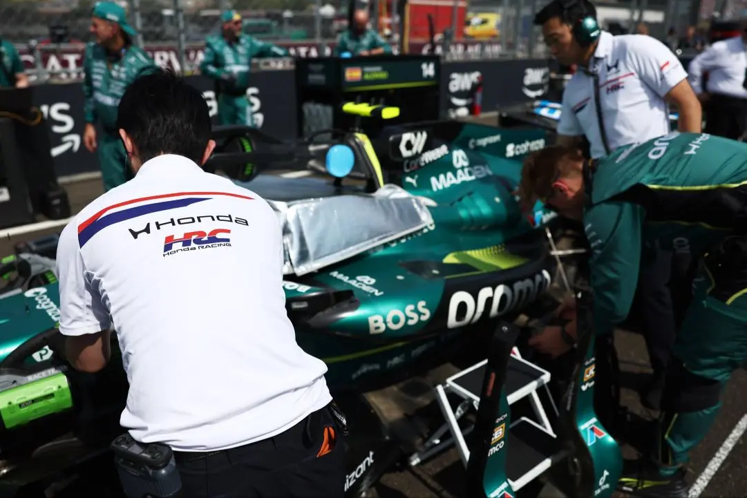 Aston Martin avalia motor Honda