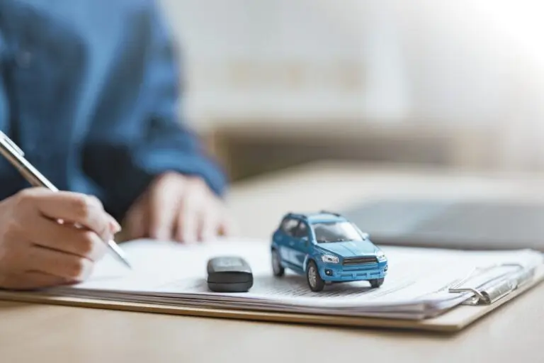 Carro miniatura, empréstimo, compra, seguro, finanças, contrato, documentos
