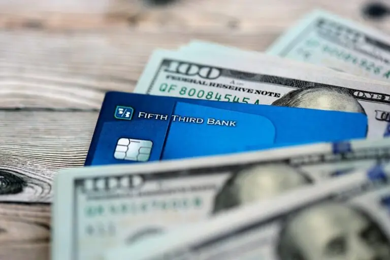 Cartão do Fifth Third Bank e dólar
