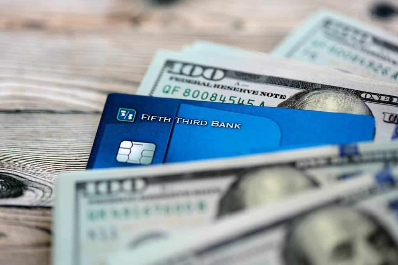 Cartão do Fifth Third Bank e dólar