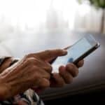 Celular antigo, idosa com celular