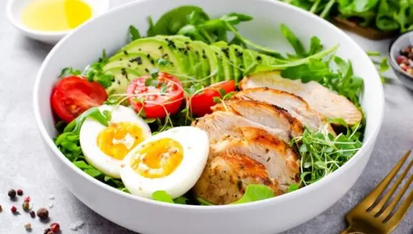 Comida saudavel, frango, ovos, saladas frescas