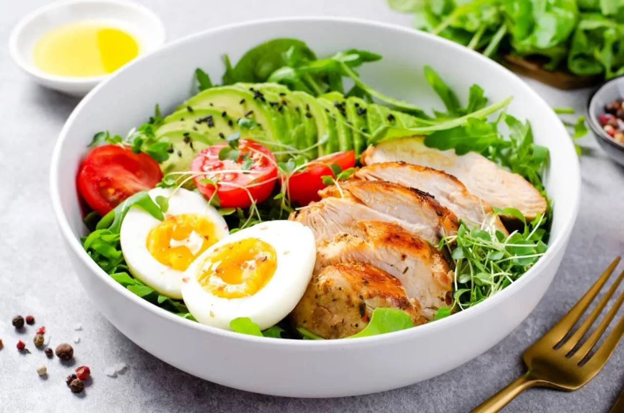 Gesundes Essen, Hühnchen, Eier, frische Salate