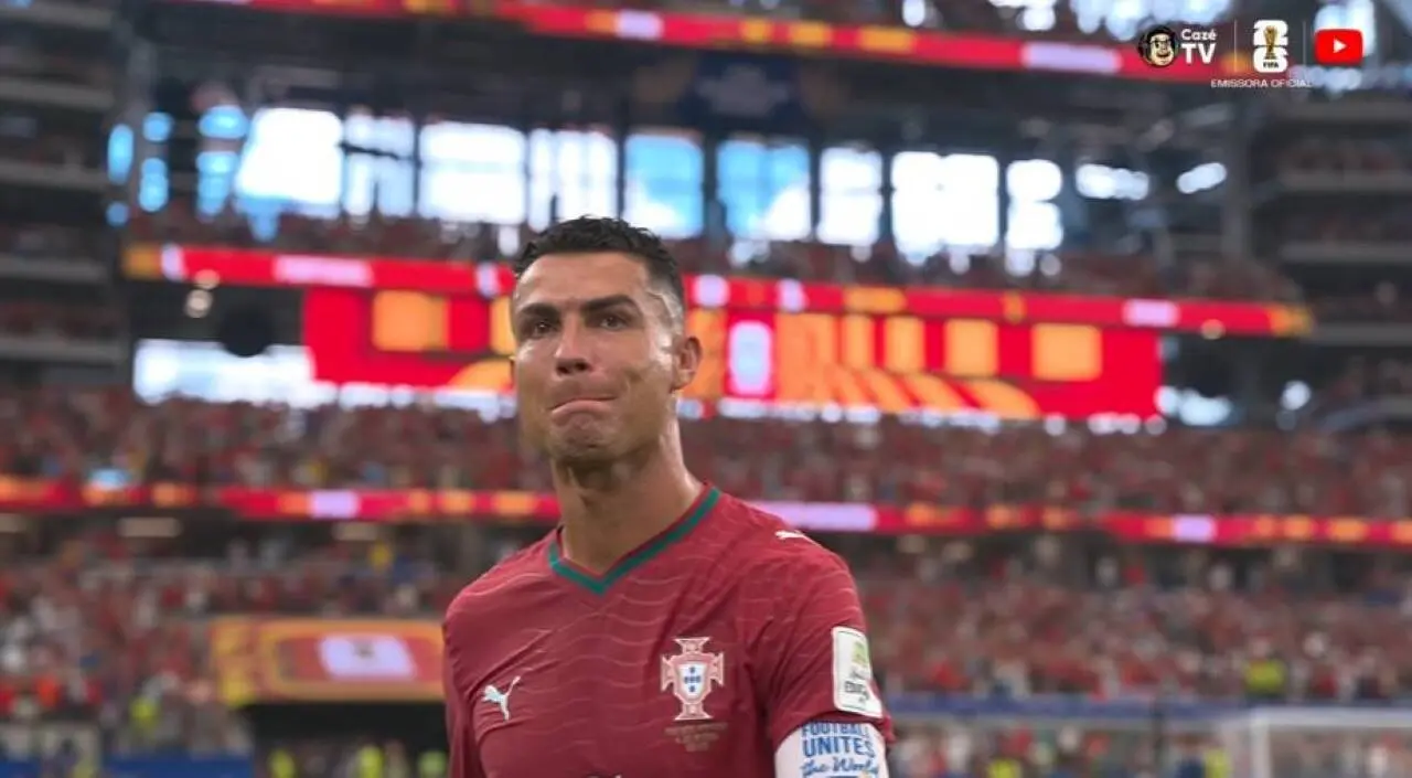 Cristiano Ronaldo lamenta a eliminação na Copa do Mundo FIFA 2026